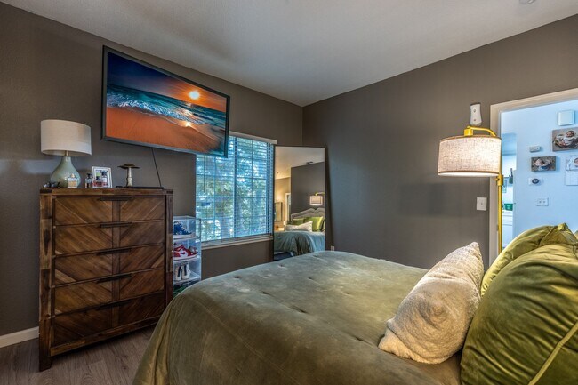 Building Photo - 2 bed/2 bath Upstairs Condo!