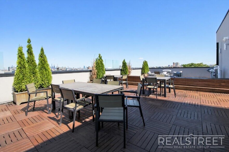 Building Photo - Luxury 2 BR in Bushwick with Roof Deck!