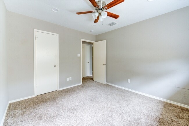 Building Photo - 15403 Meadow Village Dr