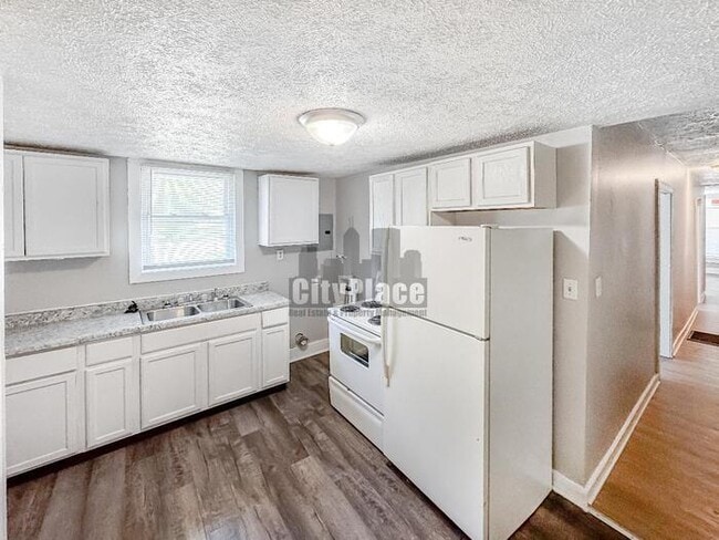 Building Photo - 1319 W 27th St
