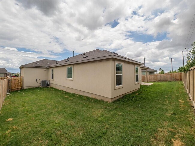 Building Photo - 702 Silver Springs Bend