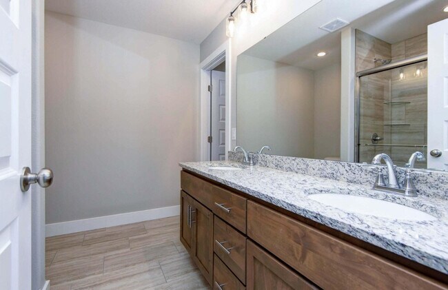 Building Photo - 698 Glenwood Ave