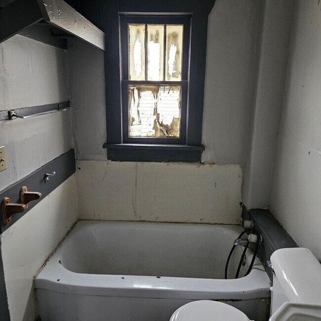 Bathroom - 1371 E Blaine St