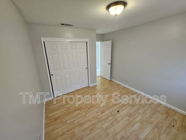 Building Photo - 1402 Laguna Cir