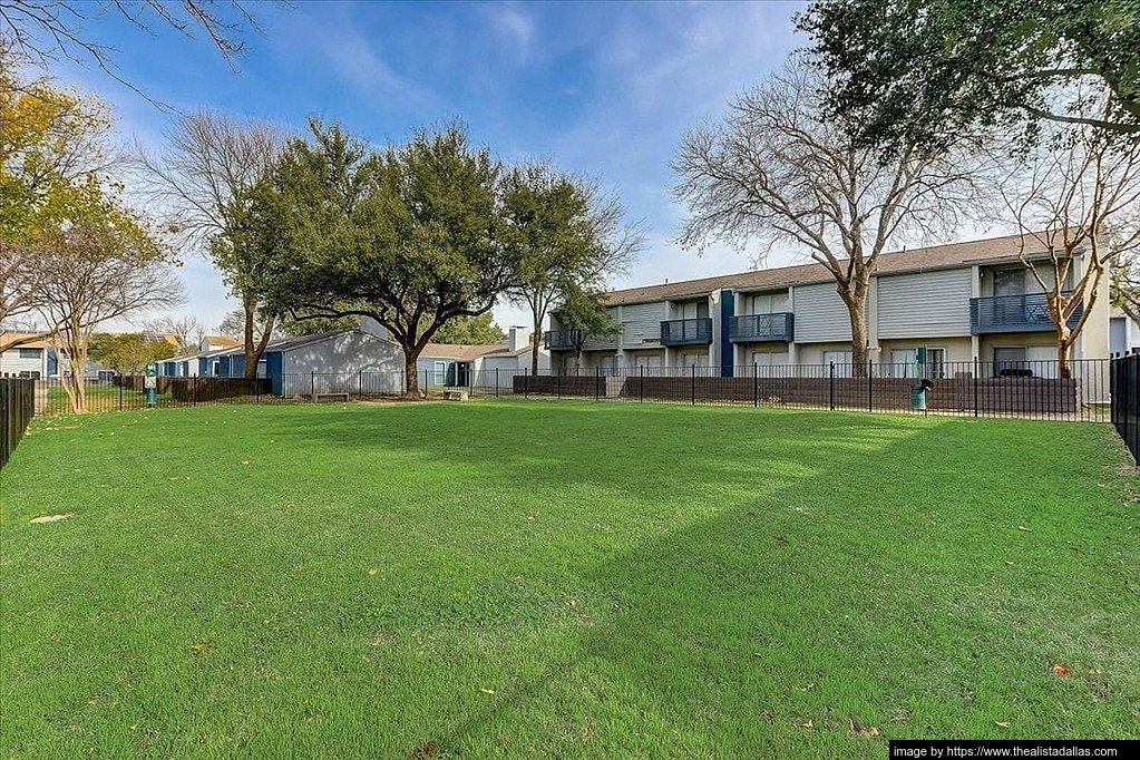 Building Photo - 10028 Royal Ln