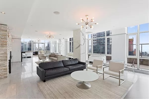 Building Photo - 634 W 42nd St