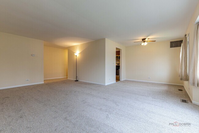 Building Photo - 3004 Roberts Dr