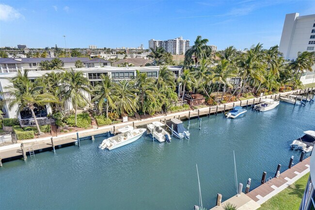 Building Photo - 3051 NE 48th St