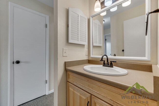 Building Photo - Yacht Club Condo - LAKE VIEWS-Great 3 Bedroom/2 Bath Unit w/Lake Access