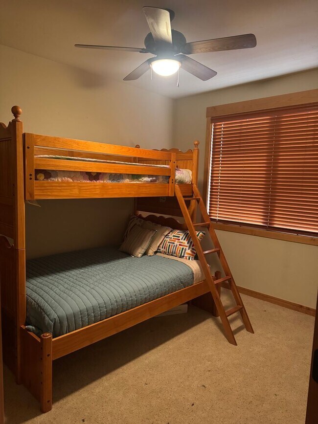 Building Photo - Luxury Fully Furnished 4BD/4BA Mountain Retreat with Hot Tub & Garage – Woodwinds #34, Mammoth Lakes