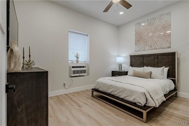 Building Photo - 1104 Main St