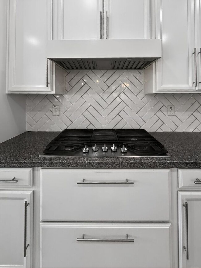 Building Photo - Stunning 5 Bed/5Bath Home in Gated Community – Over 3,100 SqFt of Modern Living -New Carpet throu...