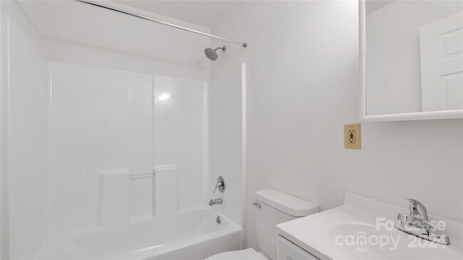 Building Photo - 3733 Oakwood Rd