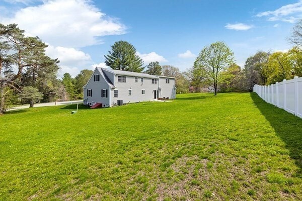 Building Photo - 7 Lakeside Cir