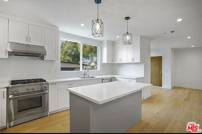 Building Photo - 7406 W 82nd St