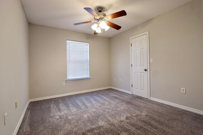 Building Photo - 205 Tiffot Ct