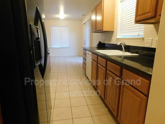 Building Photo - 3132 Shamrock Dr