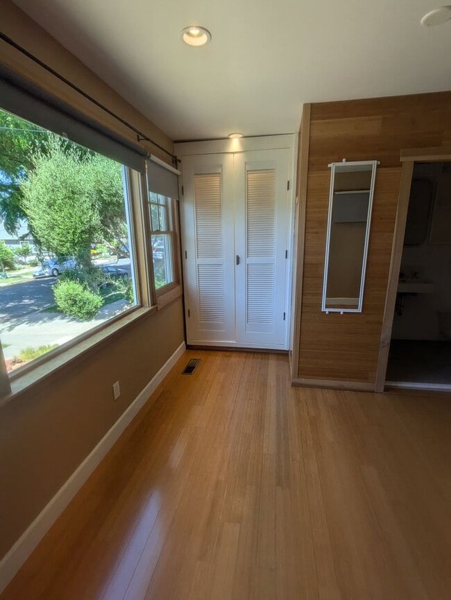 Building Photo - Perfect Entertaining Home!
