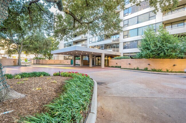 Building Photo - 15 Greenway Plz