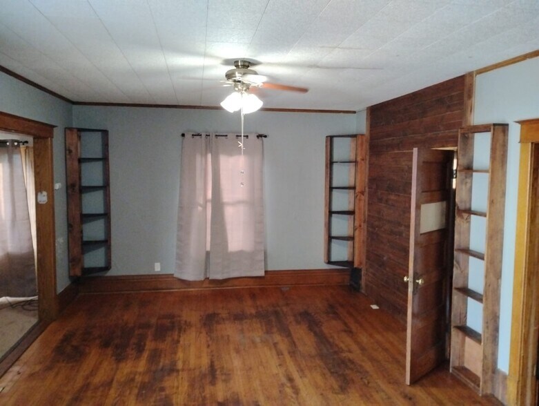 Building Photo - 818 4th Ave N