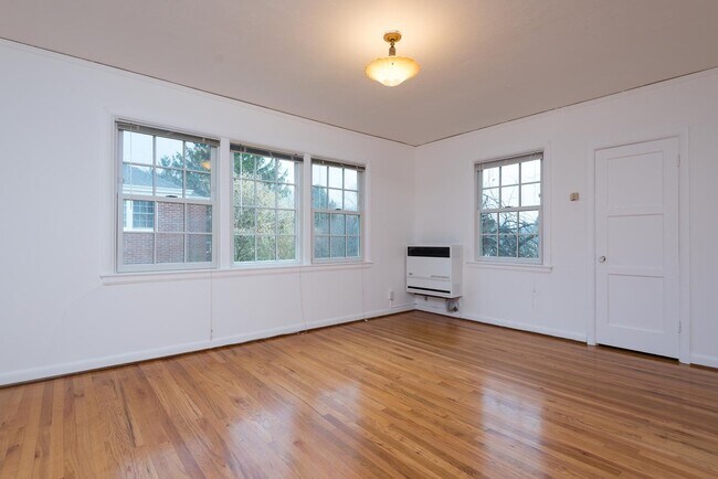 Building Photo - Be a Star in our Vintage 1 Bedroom Hollywood Apartment