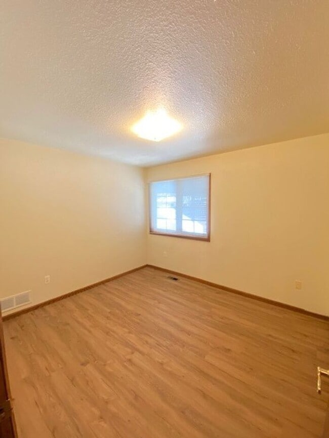 Building Photo - Beautifully Maintained 2 Bed, 2 Bath Ranch Style Townhome with 2 Car Garage in East Loveland