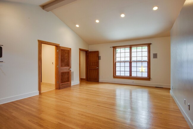 Building Photo - Welcome to your perfect rental in the hear...
