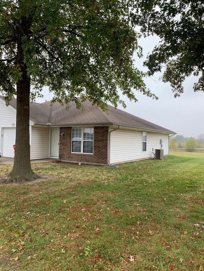 Building Photo - Grain Valley Ranch Duplex: Available September 1st