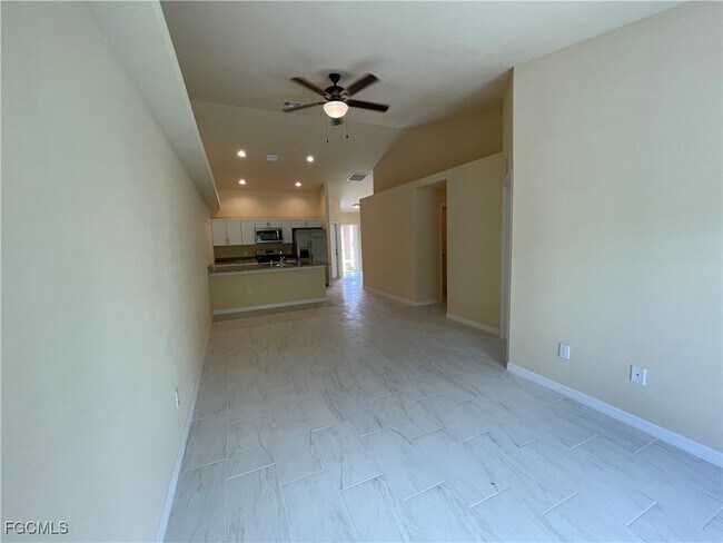 Building Photo - 533 SE 6th Pl