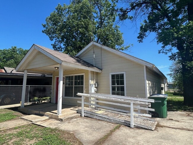 Building Photo - COMING SOON! Cute 3 Bedroom, 1 Bath Close to Downtown San Antonio.