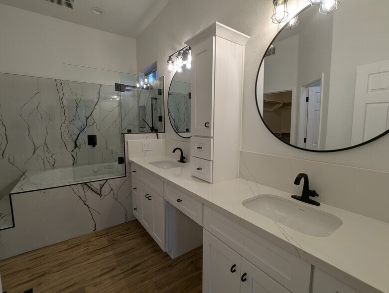 Building Photo - 267 E Smoke Tree Rd