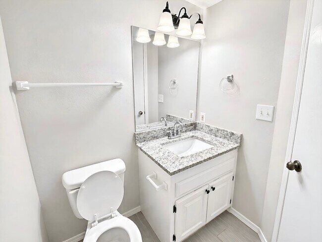 Building Photo - Charming 2 Bed / 1.5 Bath Townhome in Jenks – Great Location!