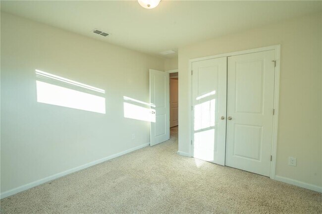 Building Photo - 1060 Sunny Lk Dr