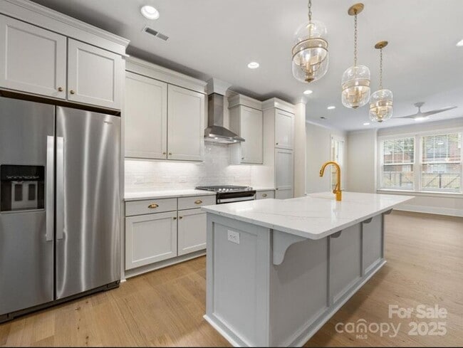 Building Photo - Beautiful and spacious 4-bedroom, 5-bath h...