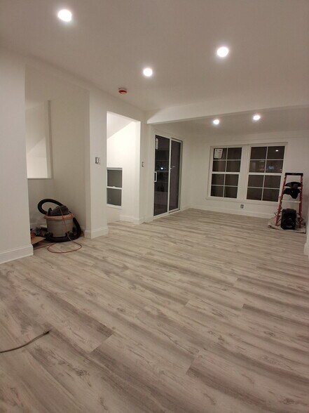 Building Photo - 1658 W Riverside Dr