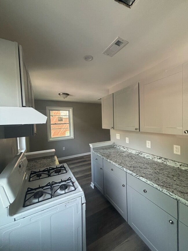 Building Photo - 1 Bedroom Apartment