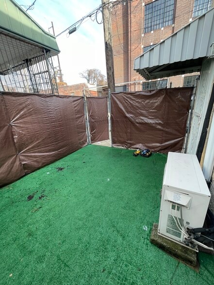 Building Photo - 4670 James St