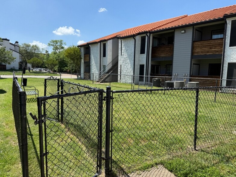 Building Photo - 390 Shady Ln Dr