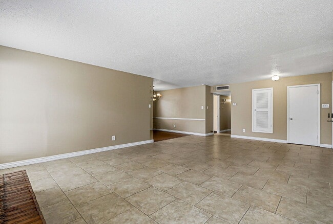 Building Photo - 3-Bedroom Duplex with Refrigerated AC.