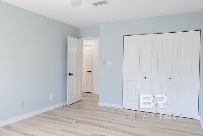 Building Photo - 389 Clubhouse Dr