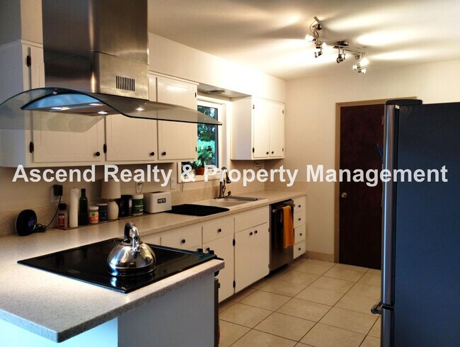 Building Photo - Ideal Hillsboro Location 2 Level Home with...