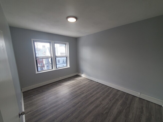 Building Photo - 14 Abbotsford St