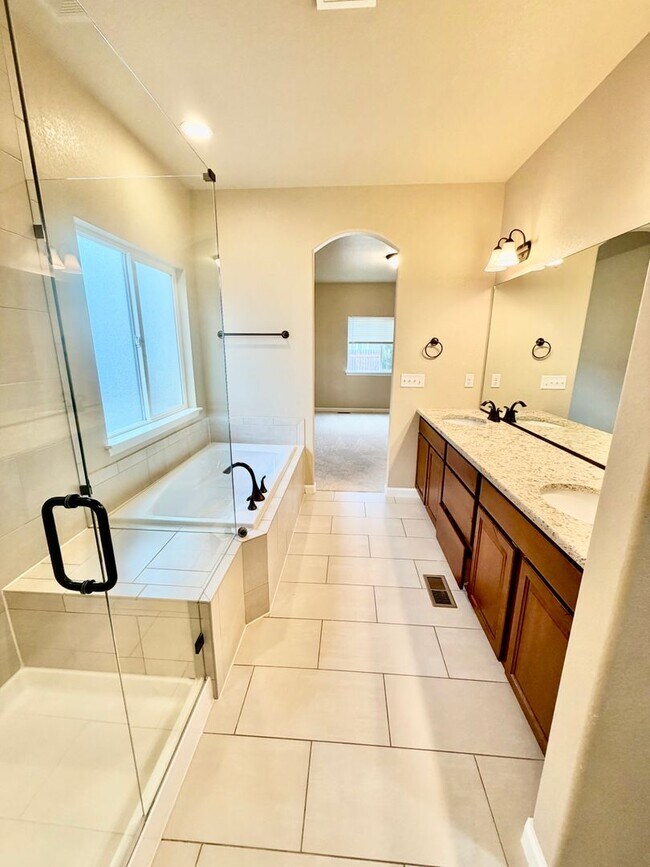 Building Photo - Renovated Milliken Home!