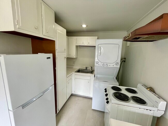 Building Photo - 4 Elm Ave