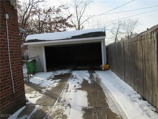 Building Photo - 410 E 222nd St