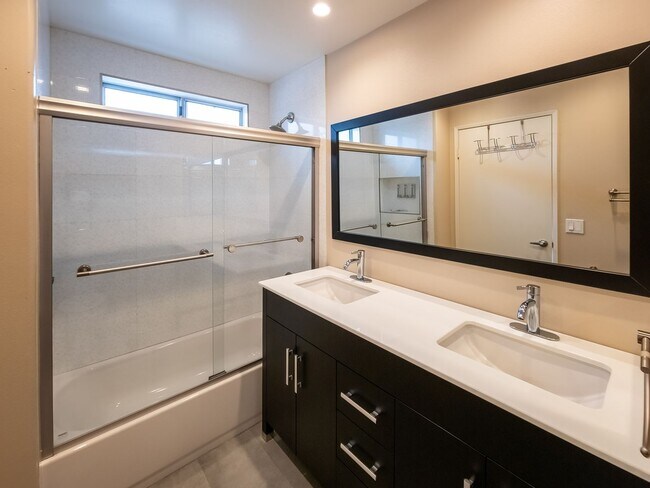 Building Photo - Luxury Living in Toluca Lake!