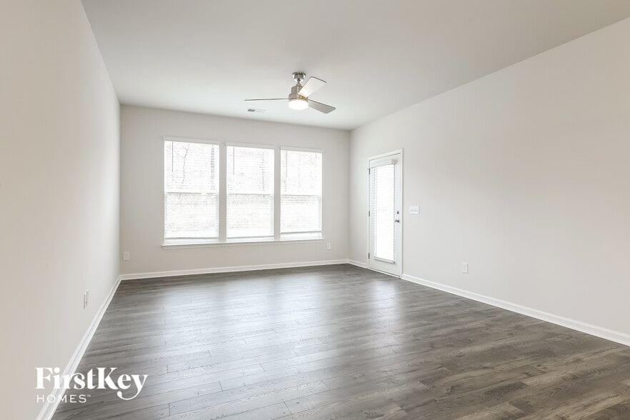 Building Photo - 586 Hillpark Ln