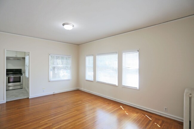 Building Photo - Attractive 1BR/1BA in Oakland's Grand Lake...