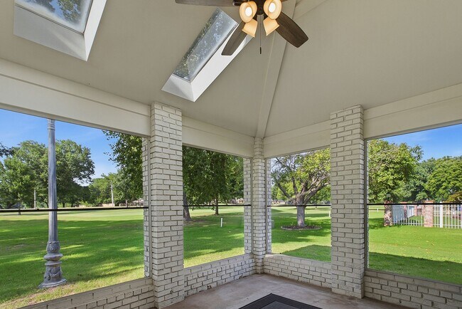 Building Photo - 408 W Fairway Ct