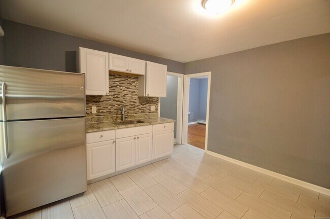 Building Photo - 807 Brewster St